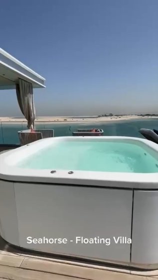 デッキのジャグジーと海